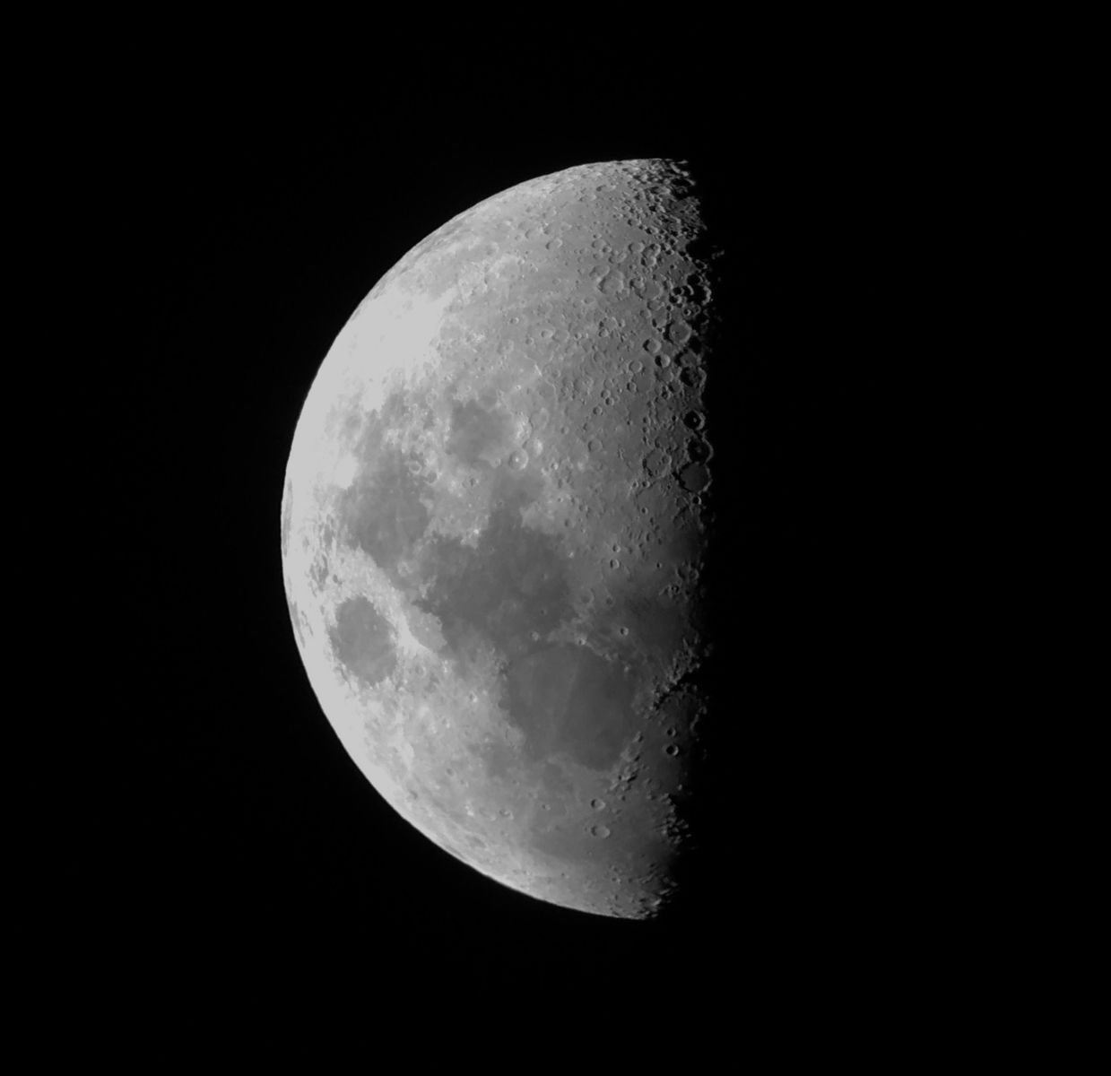 Луна в 8 натальном. Половинка Луны. Луна 8к. Половина Луны фото. Восьмерка на Луне.
