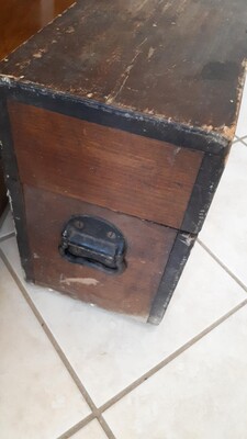 side handle of the box