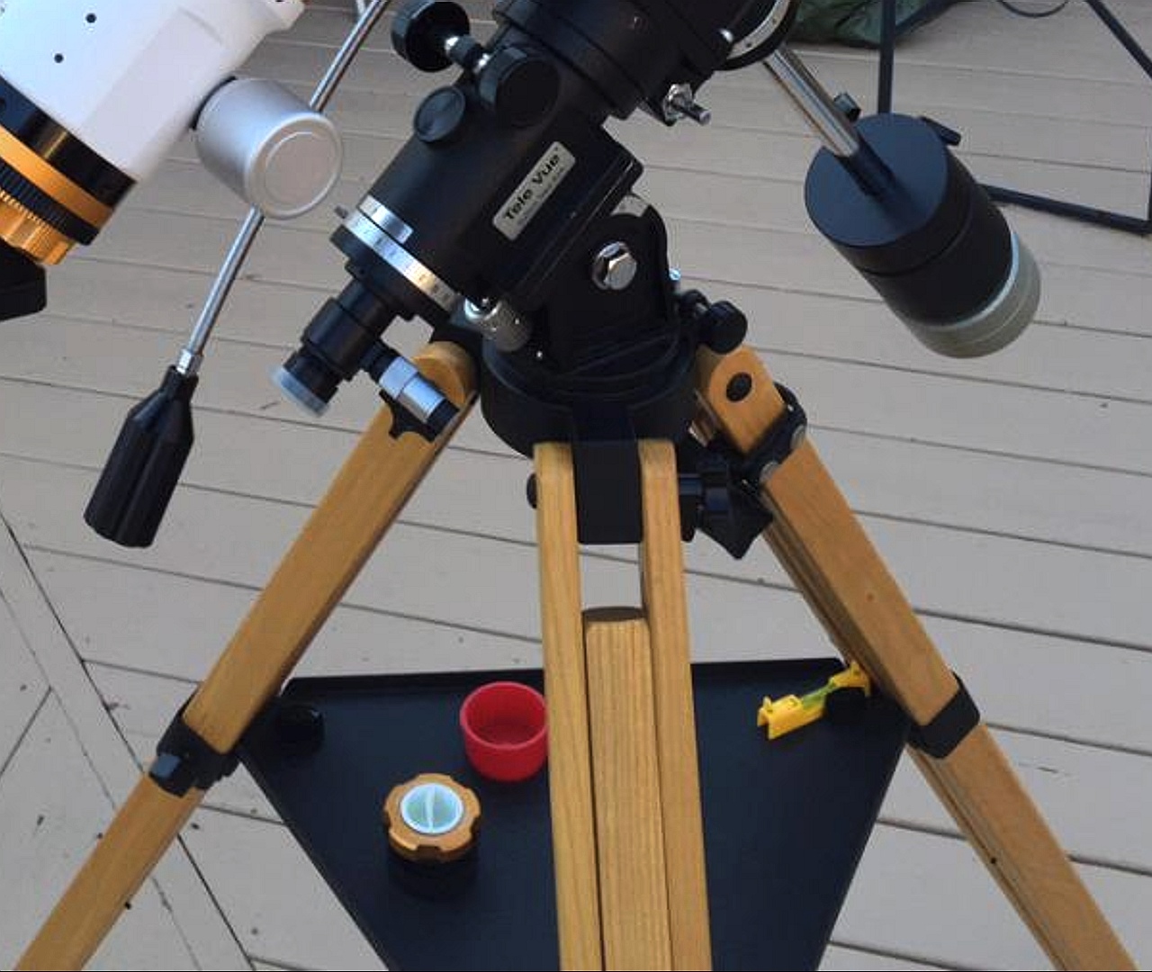 Width in-between lodge tripod legs at 20 inch height? Need it to